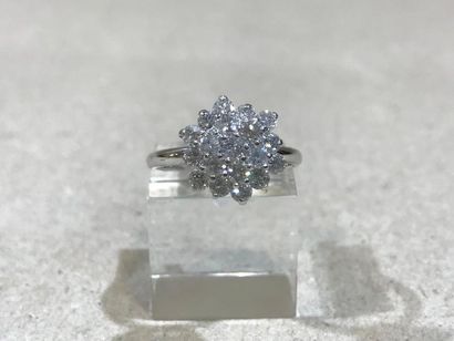 null Bague "Fleur" en or gris pavée de petits diamants - Pds : 3,2gr 