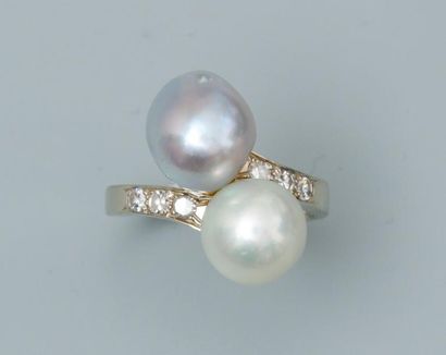 null Bague en or gris "Toi et Moi" ornée de deux perles de cultures baroques bi colores...