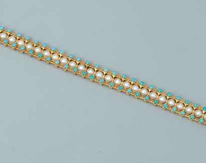 null Bracelet souple en or jaune orné d'une ligne de demi-perles probablement fines...