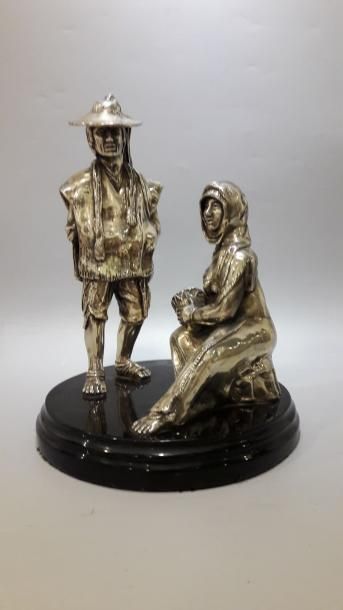 null Statue, groupe en bronze argenté à décor de deux personnages de la campagne,...