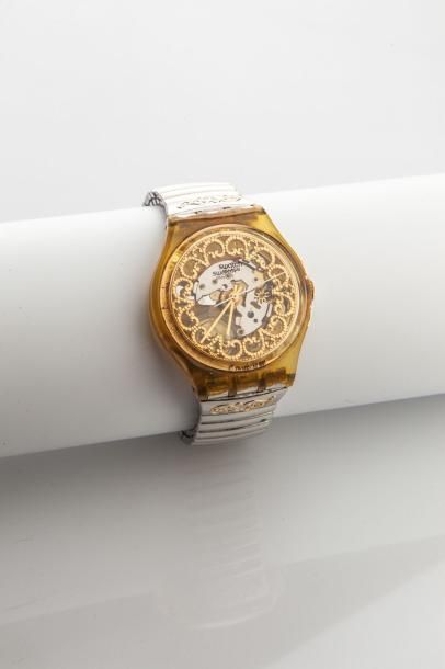null SWATCH - Deux montres de femmes dorées, dont une squelette en métal chromé et...