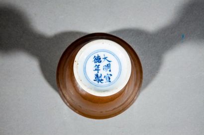 null Coupe en porcelaine «  café au lait » sur haut pied de forme bambou, laissant...