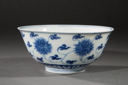 null Coupe sur pied en couronne en porcelaine blanche décorée en bleu cobalt sous...