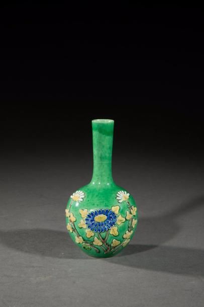 null Petit vase flacon en porcelaine à glaçure monochrome verte moulé de motifs floraux...