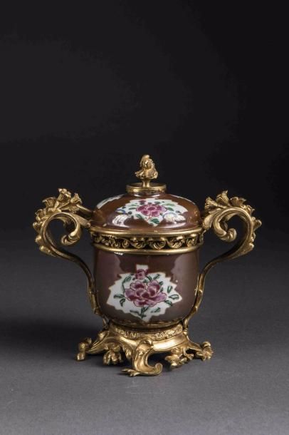 null Pot couvert en porcelaine famille rose orné en réserve de motifs floraux à couverte...