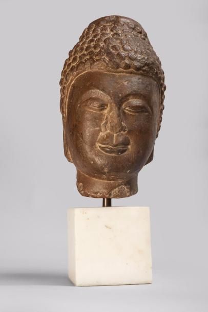 null Tête de Buddha coiffée de larges bouclettes surmontée de la protubérance cranienne...