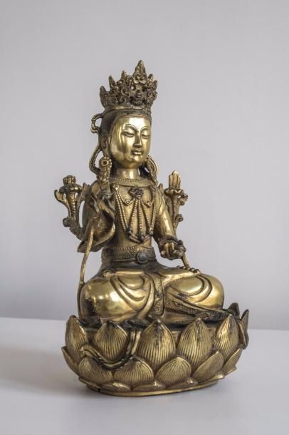 null Kwan Yin ou le Boddhisattva Avalokitésvara, Buddha de la compassion, assis en...