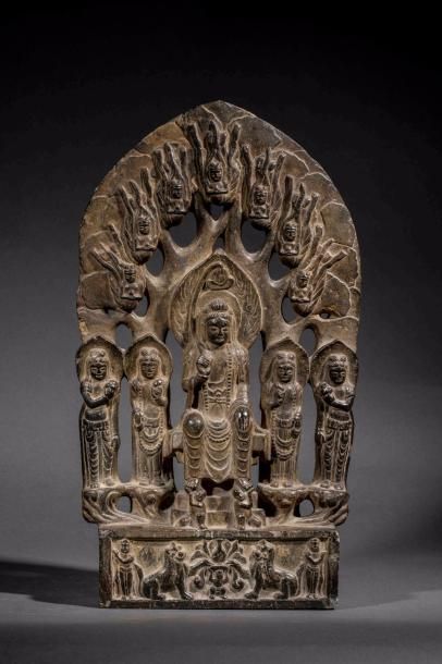 null Stèle illustrant le Buddha Shakyamuni assis en posture Badrasana, position dite...