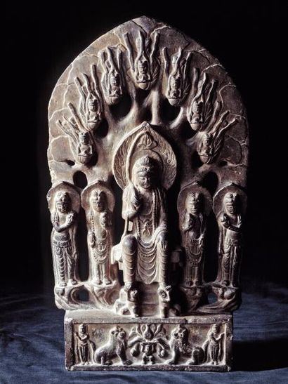 null Stèle illustrant le Buddha Shakyamuni assis en posture Badrasana, position dite...
