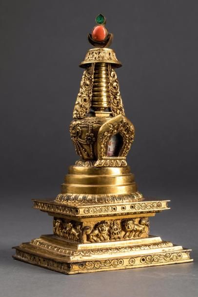 null Stupa, reliquaire en forme de sanctuaire bouddhique incorporant une miniature...