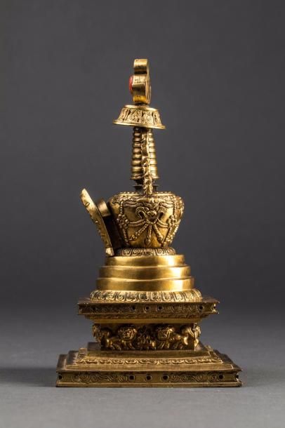 null Stupa, reliquaire en forme de sanctuaire bouddhique incorporant une miniature...