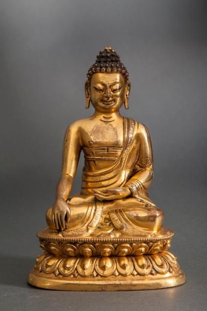 null Buddha Maravijaya assis en Bumishparsha mudra sur un double socle lotiforme...