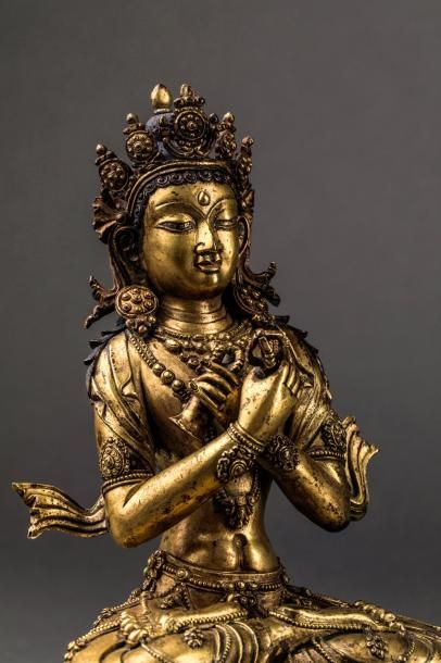 null Vajradara assis en virasana sur un socle lotiforme à double rangées de pétales...