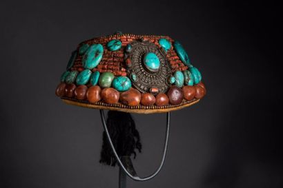 null Khampa, coiffe de lama en textile cousu d'une marqueterie de perles, corail,...