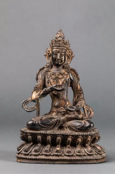 null Bouddha Maitreya assis en dhyasana sur une base lotiforme , vêtu d'une robe...