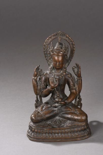 null Le Buddha Amitayus assis en vajrasana sur un double socle lotiforme sous une...