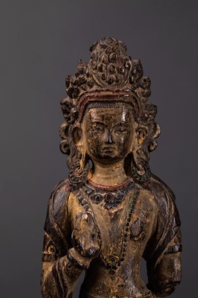 null Boddhisattva Padmapani Lokesvara debout paré de joyaux et coiffé d'un haut diadème....