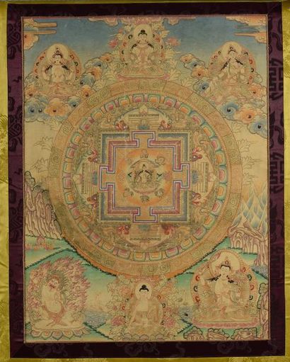 null Tanka Mandala, Tara verte illustré sur trois registres de Boddhisattvas et Dharmapalas...