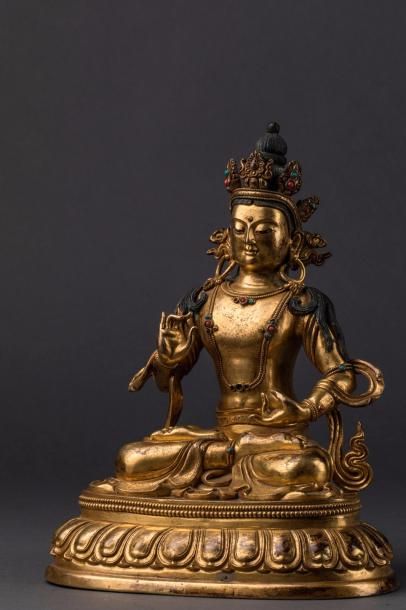 null Bouddha Maitreya assis en dhyasana sur une base lotiforme , vêtu d'une robe...