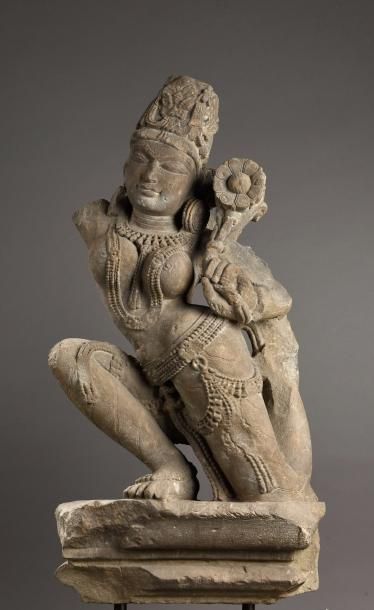 null La déesse Lakshmi un genou à terre en akalasana, le buste dénudé, paré de joyaux...