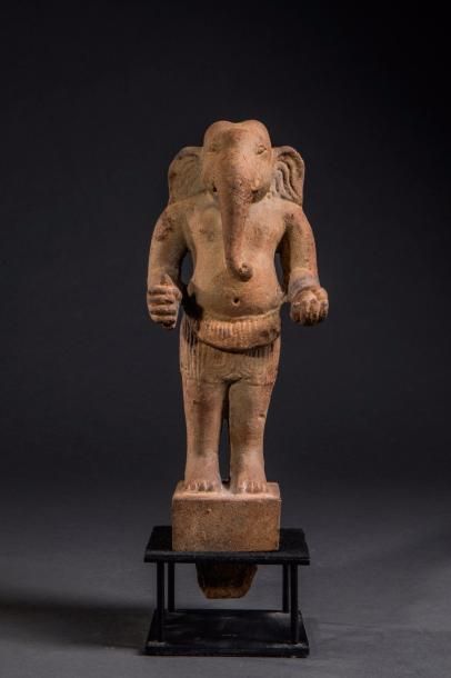 null Ganesh debout sur un tertre quadrangulaire vêtu d'un sampot court plaqué ceinturé...