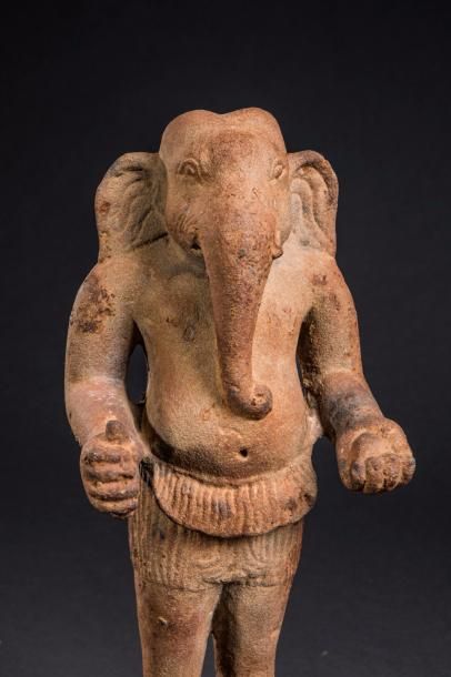 null Ganesh debout sur un tertre quadrangulaire vêtu d'un sampot court plaqué ceinturé...