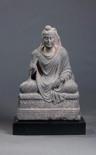 null Buddha Maïtreya, assis en méditation sur un socle quadrangulaire vêtu d'une...