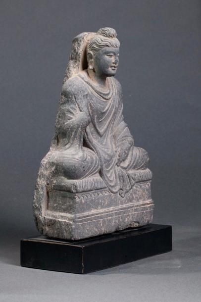 null Buddha Maïtreya, assis en méditation sur un socle quadrangulaire vêtu d'une...