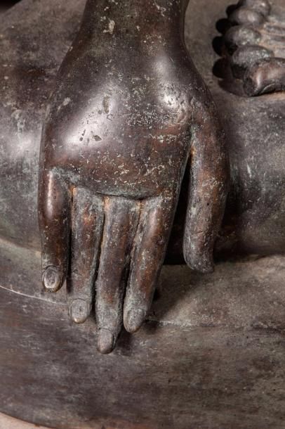 null Bouddha Maravijaya assis en méditation vajrasana la main potelée droite en Bumishparshamudra...