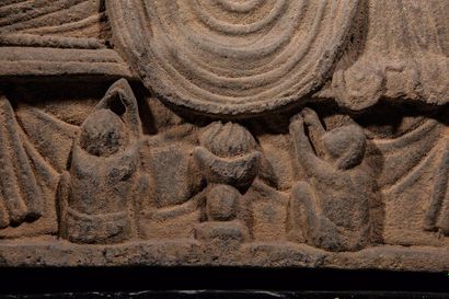 null Le Boddhisattva Maïtreya assis en méditation sur un socle habité de deux adorants...