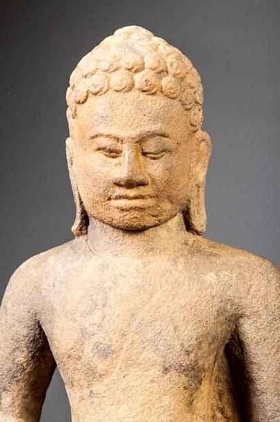 null Buddha assis en virasana les deux mains en dhyanasana dans son giron sur un...