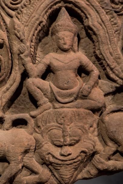 null Frise de linteau de sanctuaire illustrant Vishnu dans une végétation foisonnante...