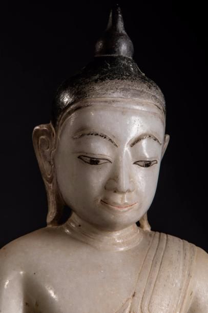 null Buddha Maravijaya assis en virasana et bumishparshamudra vêtu d'une robe monastique...