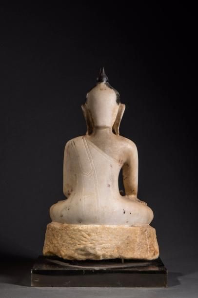 null Buddha Maravijaya assis en virasana et bumishparshamudra vêtu d'une robe monastique...