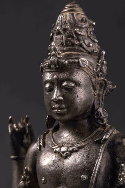 null Vishnu debout dans une posture hiératique, sous une forme à quatre bras tenant...