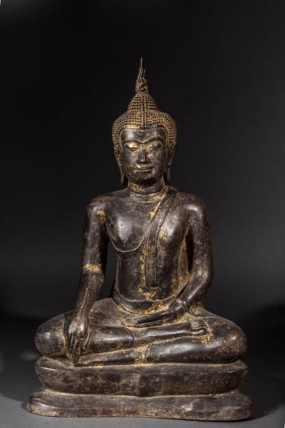 null Buddha Maravijaya assis en virasana une main en bumishparshamudra touchant la...
