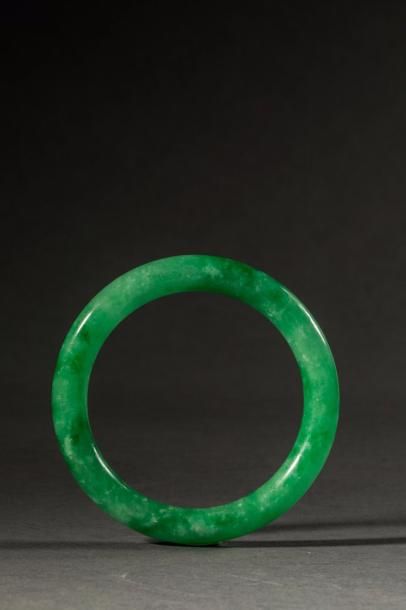 Bracelet jonc en jade vert translucide. Chine....