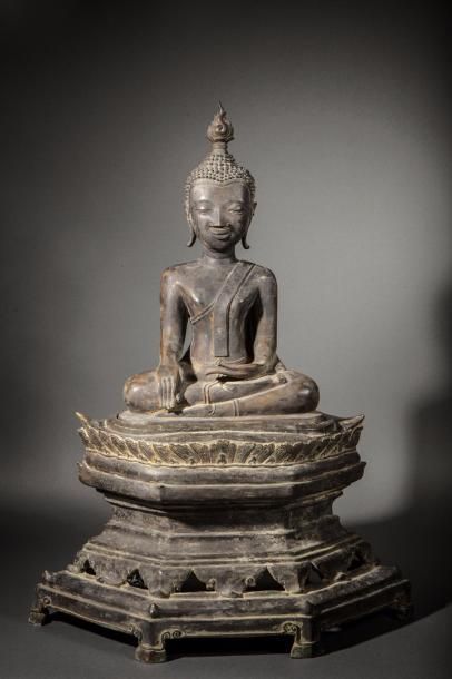 null Buddha Maravijaya assis en virasana sur un haut socle étagé lotiforme la main...