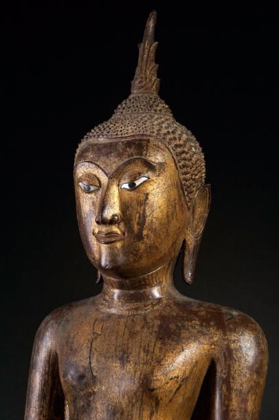 null Buddha debout sur un piédestal circulaire étagé dans une posture hiératique...