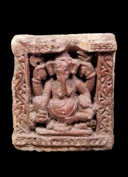 null Frise de sanctuaire illustré en haut relief de Ganesh assis en lalitasana posture...