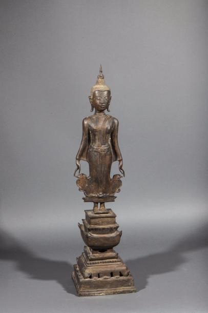 null Buddha debout sur un haut socle étagé. Bronze. Laos. Royaume de Bansaï Fong....
