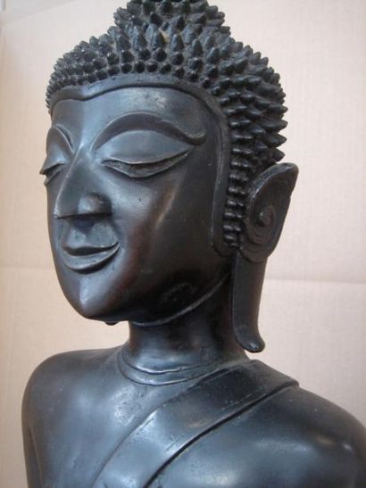 null Buddha Maravijaya assis en posture dhyanasana les mains en bumishparshamudra...