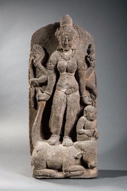 null Stèle illustrant Mahishasura- Mardini forme de Durga terrassant le démon buffle,...