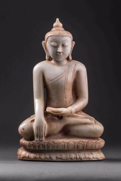 null Buddha Maravijaya assis en vajrasana et bumishparshamudra sur une base lotiforme...