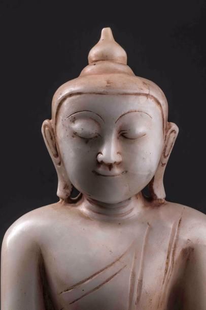 null Buddha Maravijaya assis en vajrasana et bumishparshamudra sur une base lotiforme...
