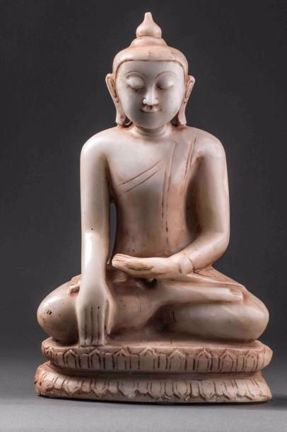 null Buddha Maravijaya assis en vajrasana et bumishparshamudra sur une base lotiforme...