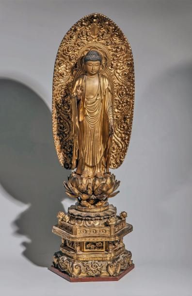 null Buddha Amida debout sur un lotus épanoui supporté par un tertre hexagonal, vêtu...