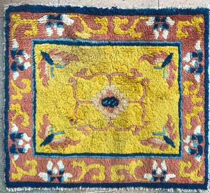 null Petit tapis quadrangulaire à décor de symbole bouddhique « viçvavajra » sur...