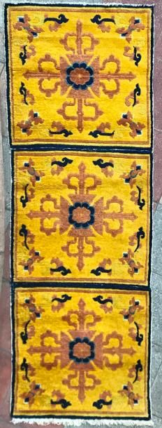 null Trois petits tapis quadrangulaires à décor de symboles bouddhiques « viçvajra...