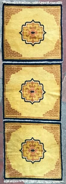 null Trois petits tapis quadrangulaires à décor de « viçvavajra » sur fond jaune...